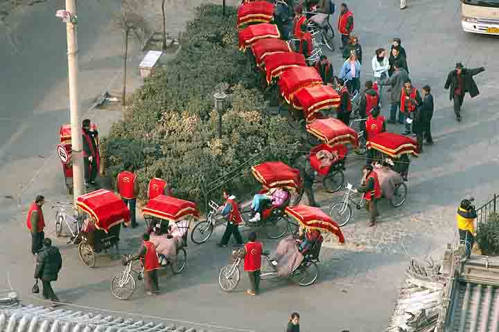 O veículo já apareceu em diversos filmes e séries, sobretudo as que são gravadas na Ásia, continente com a maior quantidade de riquixás ao redor do mundo. O filme de Bollywood de 1953 Do Bigha Zameen, dirigido por Bimal Roy, descreve o destino de um pobre fazendeiro até se tornar um puxador de riquixá em Kolkata.