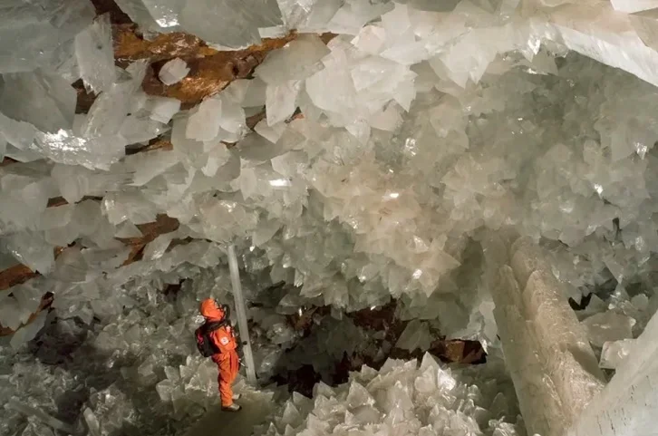 Além disso, o piso fica muito escorregadio devido à umidade, por isso há risco frequente de quedas na caverna.