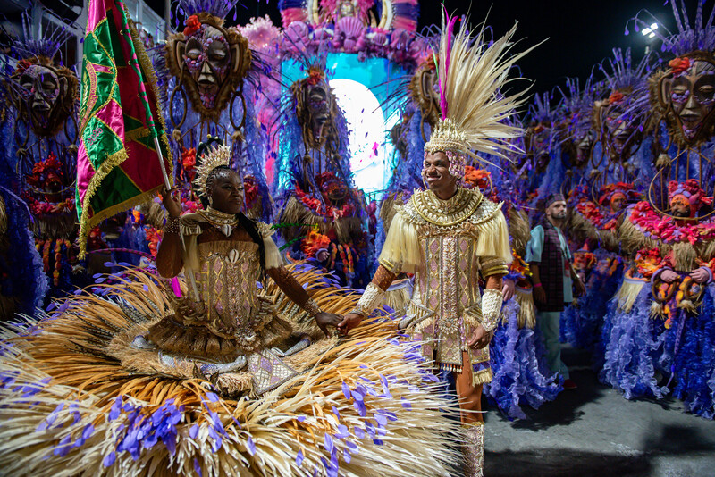Para encerrar a primeira noite de desfiles, a Estação Primeira de Mangueira tentará voltar a vencer o Carnaval, algo que não acontece desde 2019.