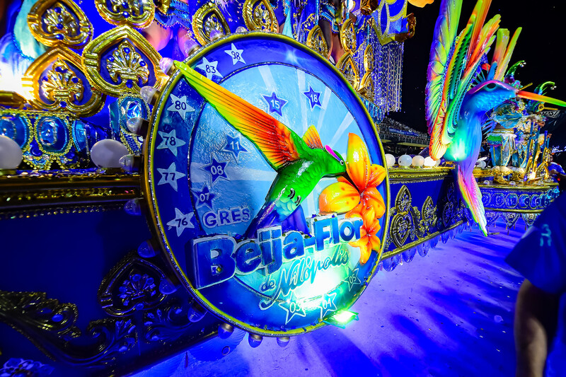 Na noite seguinte, segunda-feira (16/02), logo após a Mocidade, a Beija-Flor de Nilópolis entrará na avenida na busca pelo bicampeonato. 