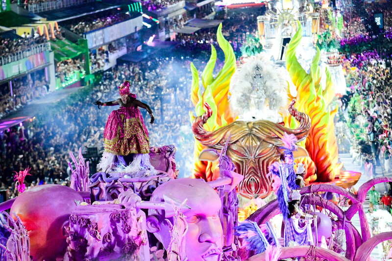 Assim, as escolas que vão desfilar no domingo de carnaval (15/12) são: Acadêmicos de Niterói, Imperatriz Leopoldinense, Portela e Estação Primeira de Mangueira, que irá encerrar novamente o primeiro dia.