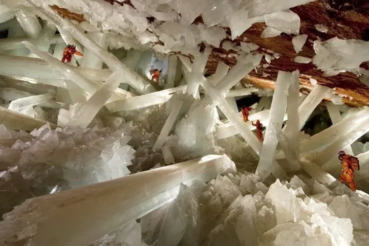 Ela tem a forma de uma ferradura, mede 110 metros de diâmetro e tem um volume de 6 mil metros cúbicos (mais que o dobro do tamanho de uma piscina olímpica).