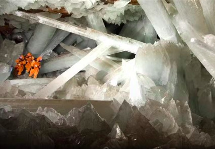 Por causa dos tamanhos dos cristais, é possível até andar sobre eles. Agrupados ou isolados, a sensação é que o lugar parece de outro mundo.