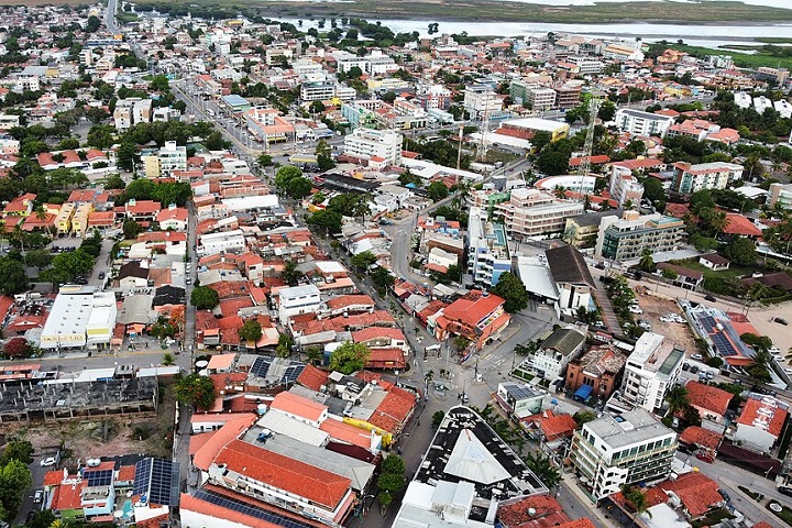 O município tem aproximadamente 98 mil habitantes e também oferece opções de ecoturismo e aventura, como trilhas, passeios de buggy e mergulho.