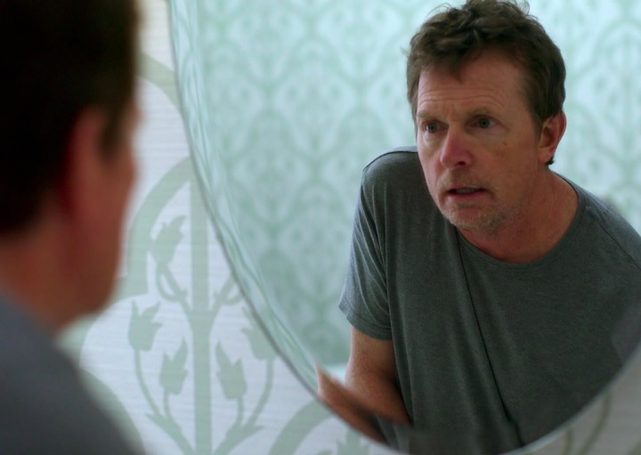 O ator compartilha sua trajetória no documentário Still – Ainda sou Michael J. Fox, da Apple TV+. O filme mistura entrevistas, imagens de arquivo e dramatizações para contar sua história desde a ascensão em Hollywood até os desafios enfrentados com a doença.