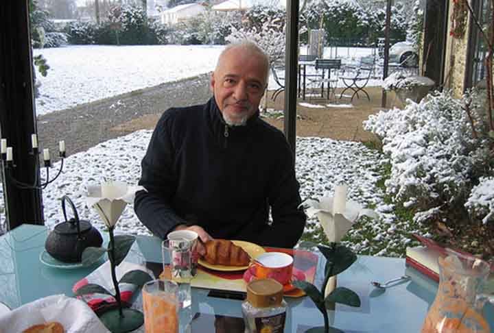 Escritor, jornalista, integrante da Academia Brasileira de Letras... Um dos maiores ícones brasileiros, Paulo Coelho completou 77 anos em 24/8/2024 . O carioca nascido em 1947 tem uma carreira literária aclamada por todo planeta. 