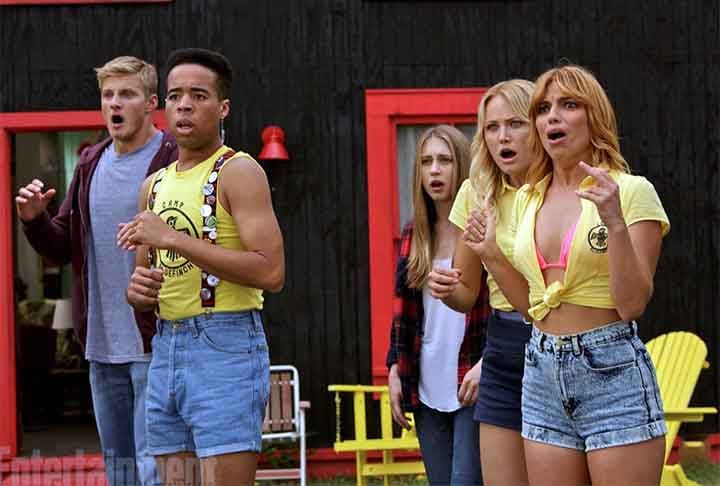 O filme homenageia os clássicos do gênero dos anos 80, como Acampamento Sangrento e Sexta-Feira 13, e brinca com os clichês e convenções desse estilo cinematográfico.