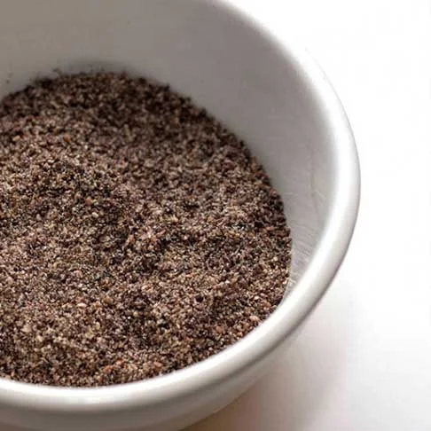 Farinha de Chia- Auxilia no funcionamento do intestino, controle de peso e proteção do coração. A cada 100 gramas tem 313 calorias. Usada para preparar pães, bolos, tortas, saladas e vitaminas.