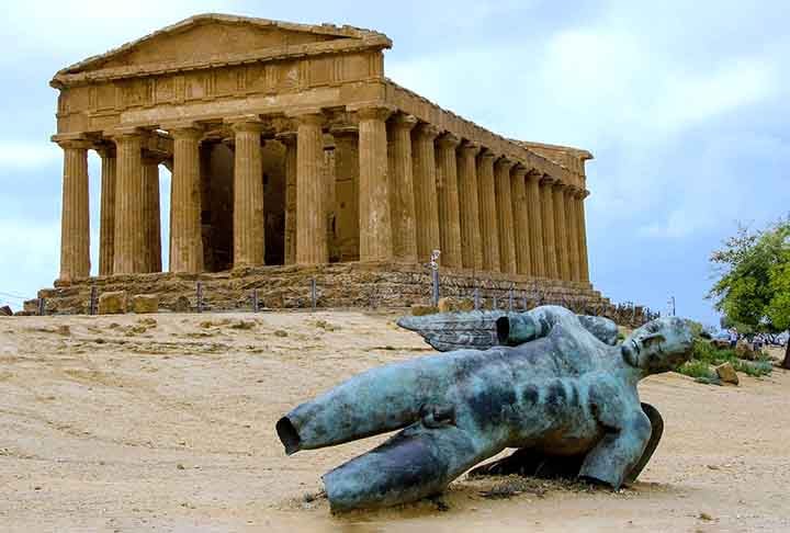 5) Agrigento, Itália: Localizada na região da Sicília, na Itália, Agrigento é conhecida por seu extenso e bem preservado sítio arqueológico da antiga cidade grega de Akragas. Fundada no século 6 a.C., foi uma das cidades mais importantes do mundo grego antigo.