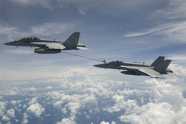 O F-18 Super Hornet tem um sistema de reabastecimento aéreo chamado buddy-buddy em que um avião passa o combustível para o outro (foto). 