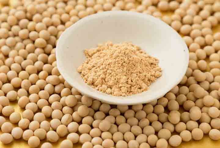 Farinha de Soja- Essa farinha é similar à branca, com mais cálcio, fibras e proteínas. A cada 100 gramas possui 339 calorias. Usada preferencialmente no preparo de biscoitos, bolos, pães e shakes.