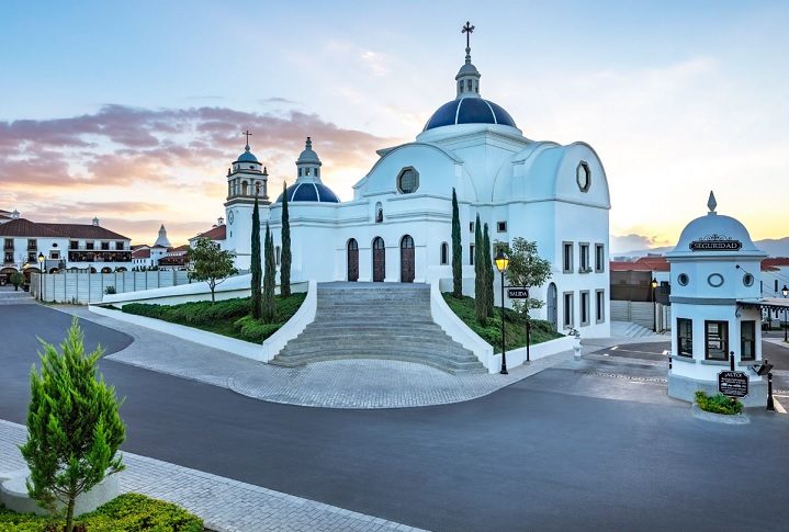 Uma característica particular de Cayalá é a presença de áreas abertas ao público, onde os visitantes podem circular livremente sem precisar se registrar ou apresentar permissões. 