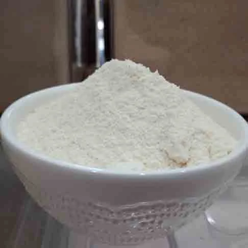 Farinha de Coco- É  rica em fibra, nutrientes e gorduras saudáveis. Ajuda na digestão e na saúde do coração. A cada 100 gramasa possui 438 calorias. É adicionada a receitas de bolos, vitaminas e iogurtes.