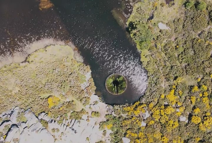 Além de ser uma atração turística, o buraco ajuda a controlar o nível da água e a gerar energia para aquecer as casas no inverno.