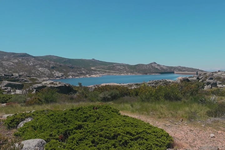 Quem quiser ver o Covão dos Conchos de perto precisa caminhar cerca de cinco quilômetros a partir da Lagoa Comprida. 