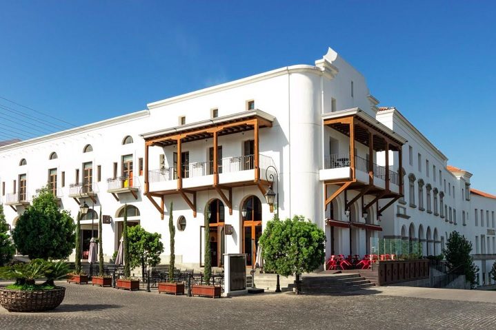 No entanto, nos últimos anos Cayalá tem sido alvo de constantes questionamentos por pessoas que acham que a cidade reforça ainda mais a desigualdade social no país.