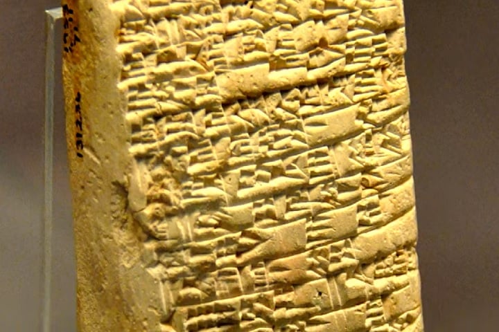 O que você pensa que eu sou para se atrever a tratar alguém como eu com tanto desprezo? Agora, você tem minha bolsa de dinheiro em território inimigo, então depende de você devolvê-la por completo, continua a mensagem.