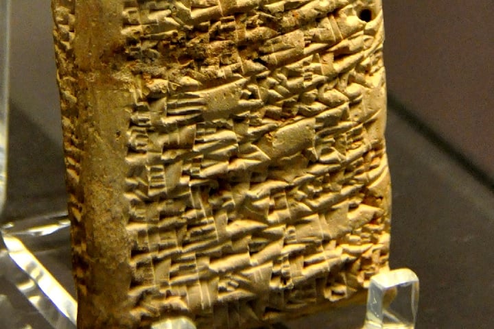 A partir de agora, não aceitarei nenhum material seu que eu não possa selecionar pessoalmente em minha própria casa”, finaliza a inscrição na tábua.