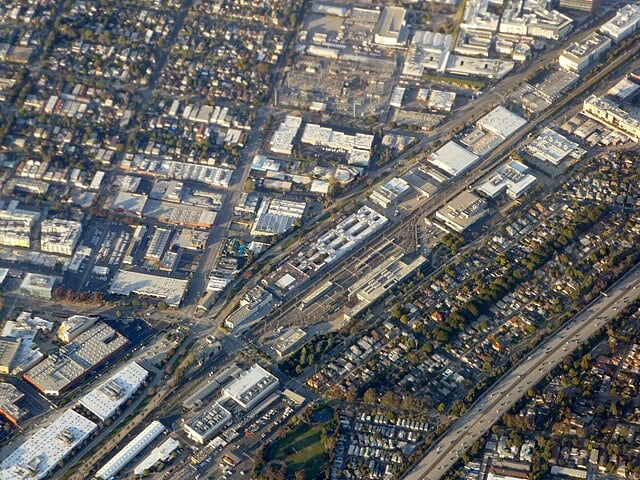 Também nos Estados Unidos, muitas cidades do litoral da Califórnia proíbem ou impõem severas restrições ao Airbnb. É o caso, por exemplo, da mais famosa delas: Santa Mônica. 