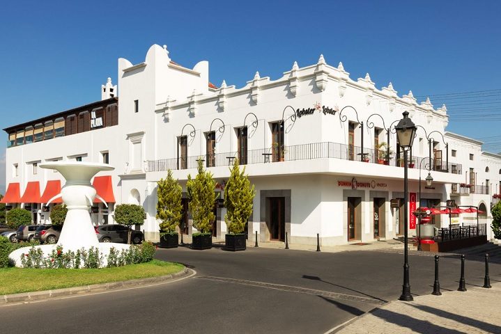 Além disso, há opções de lazer, como cinemas, academias, parques e áreas verdes, que incentivam um estilo de vida ativo e saudável.