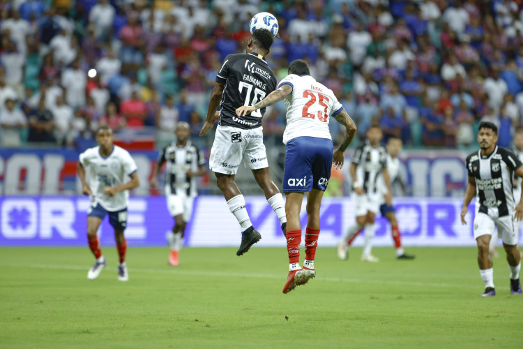 Fabiano Souza e Iago Borduchi disputam lance no jogo Bahia x Cear&aacute;, na Fonte Nova, pelo Campeonato Brasileiro S&eacute;rie A 2025