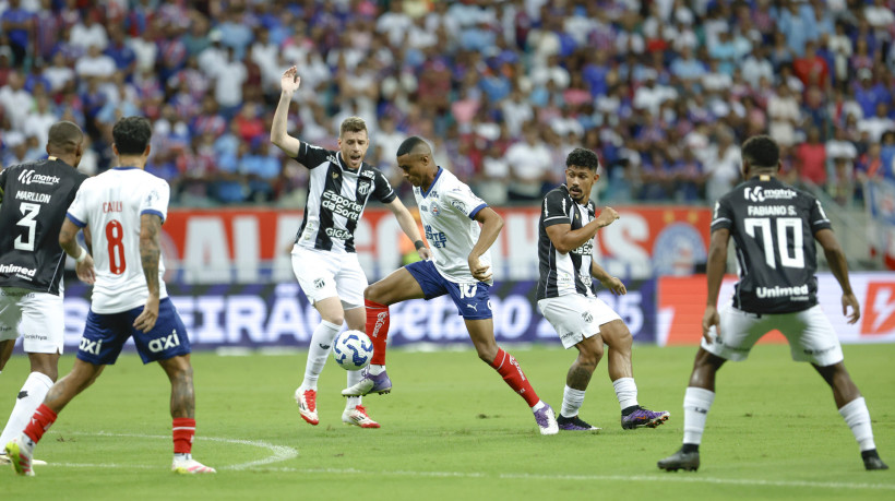 Erick e Aylon disputam lance no jogo Bahia x Ceará