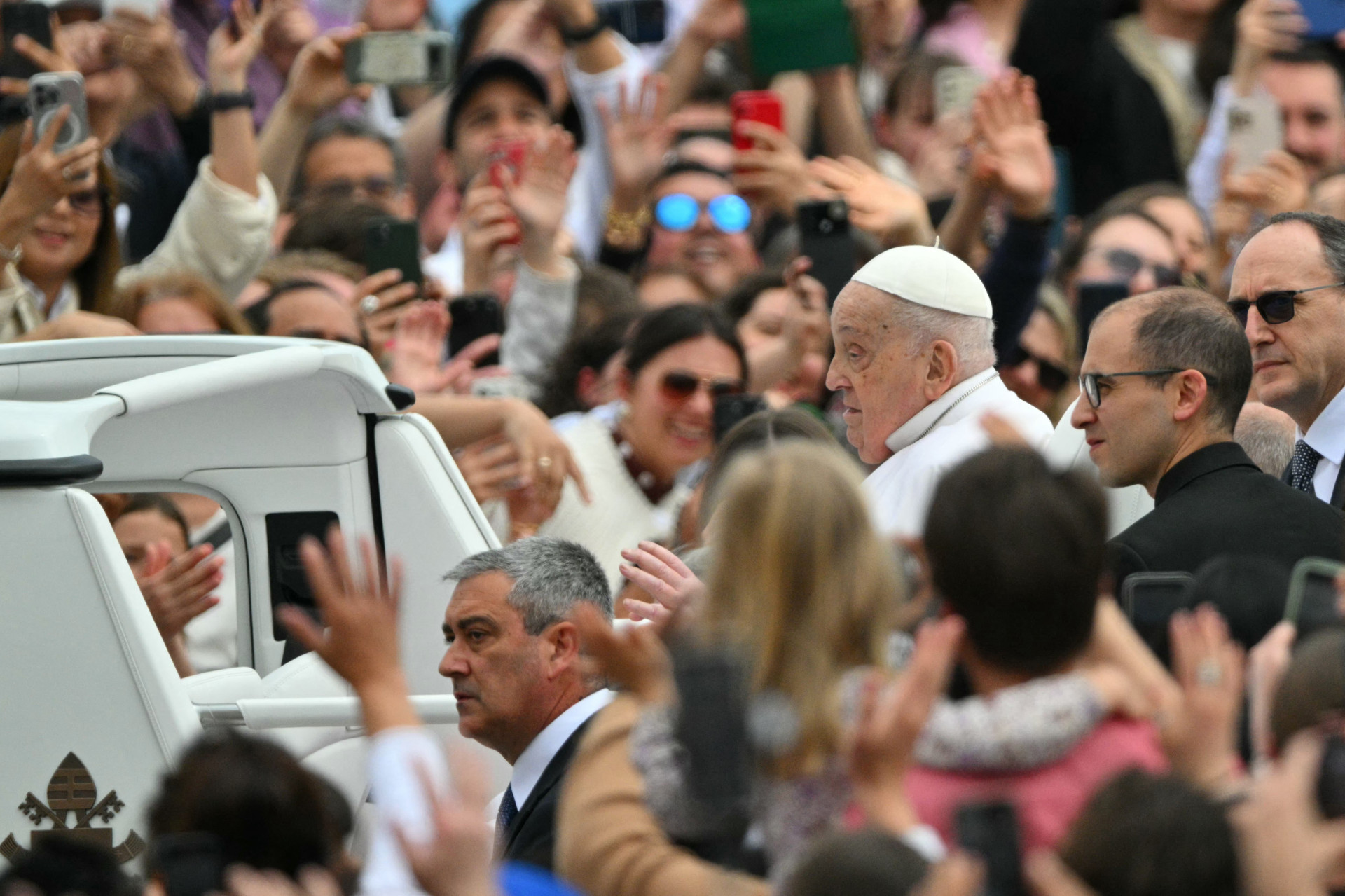 O Papa Francisco cumprimenta a multid&atilde;o do papam&oacute;vel ap&oacute;s a missa de P&aacute;scoa, na Pra&ccedil;a de S&atilde;o Pedro, no Vaticano, em 20 de abril de 2025 (Foto: ANDREAS SOLARO/AFP)