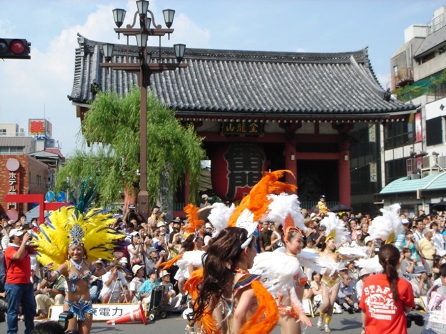 Mas, o evento no distrito de Asakusa continua sendo o maior de todos e costuma reunir em torno de meio milhão de turistas!