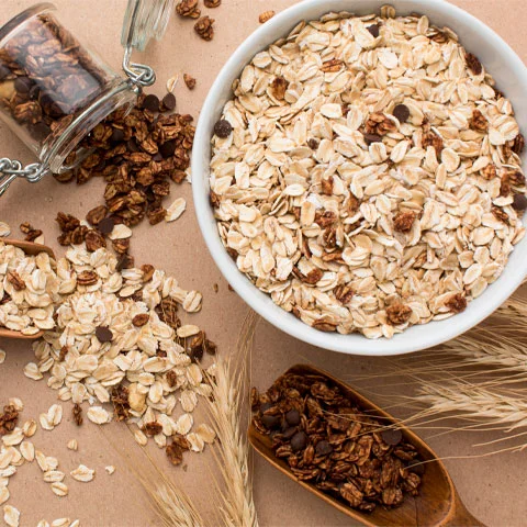  Cereais Integrais: Esses grãos (granola, linhaça, chia, entre outros) fornecem muitas fibras e nutrientes para o organismo, podendo ajudar na perda de peso e diminuição do colesterol, além de regular os níveis de açúcar no sangue.