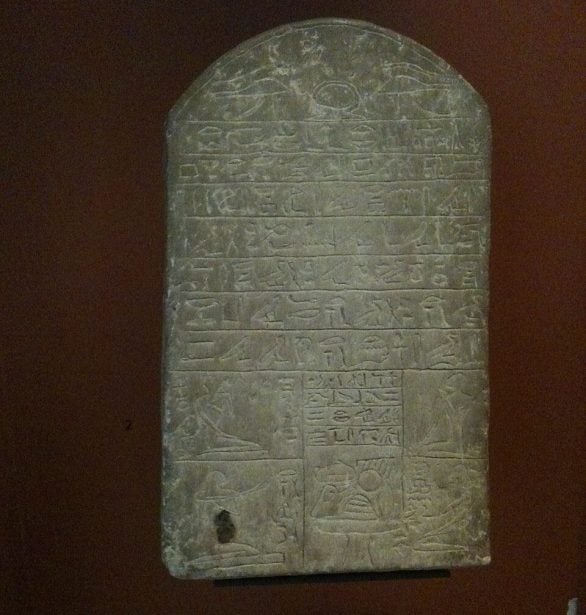 O texto foi decifrado da escrita cuneiforme, um sistema que usava símbolos em forma de cunha marcados em tábuas de argila. 