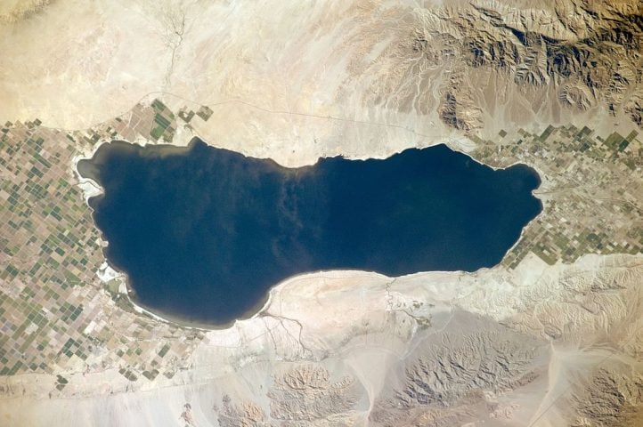 Chamado de Salton Sea, o lago cobre uma área de 979 km², tem 56 km de extensão e está situado a 65 metros abaixo do nível do mar.