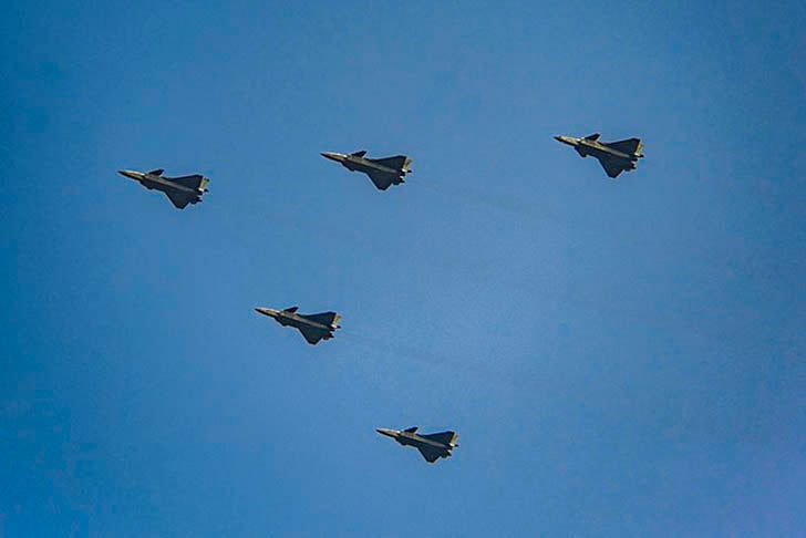 O J-20 alcança 2.469 km/h. Tem compartimento interno que pode armazenar uma mistura de mísseis ar-ar e de curto alcance. Tem bombas guiadas por laser. 