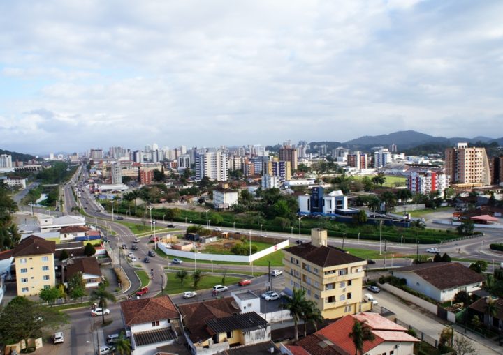 Joinville (515º lugar): Também conhecida como Cidade das Flores, Joinville fica na região norte do estado de Santa Catarina. A cidade foi fundada em 1851 por colonos alemães, o que se reflete na sua cultura, arquitetura, gastronomia e tradições.