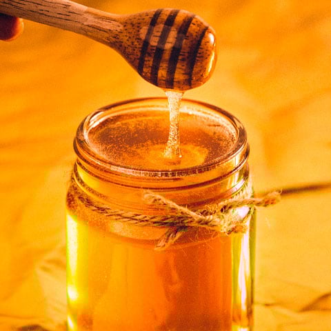 Mel: Produzido a partir do néctar recolhido de flores e processado pelas enzimas das abelhas,  pode ser um bom acompanhante para frutas e cereais, adoçante de sucos naturais, etc. Possui vitaminas (do complexo B, C, D e E) e minerais.