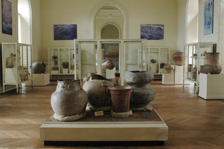 Ao resgatar e valorizar a história de uma população em várias épocas, cada museu exerce um papel fundamental no campo do conhecimento, envolvendo pesquisadores e o público em geral. E abrindo espaço para que pessoas de fora também tenham acesso a informações sobre um país e sua evolução.  