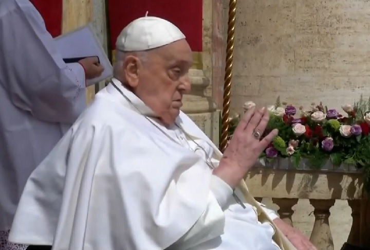 No Domingo de Páscoa (20/04), Francisco fez uma breve aparição no Vaticano para dar a bênção conhecida como Urbi et Orbi (para a cidade e o mundo).