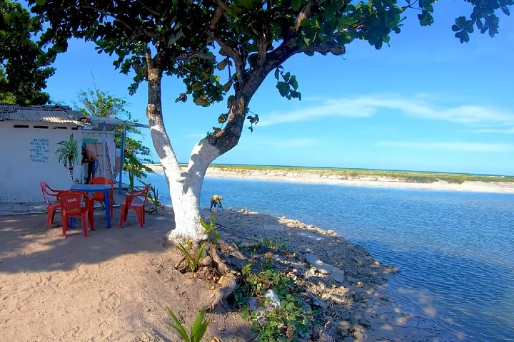 A comunidade que vive ao redor da Praia do Sossego é bastante simples, com raízes fortes na pesca, e tem se engajado cada vez mais em debates sobre sustentabilidade e conservação ambiental.
