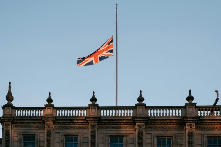 Atualmente, o Parlamento britânico também debate a legalização da morte assistida na Inglaterra e no País de Gales, com propostas mais restritivas que as do Canadá, exigindo prognóstico de seis meses de vida e autoadministração do medicamento.