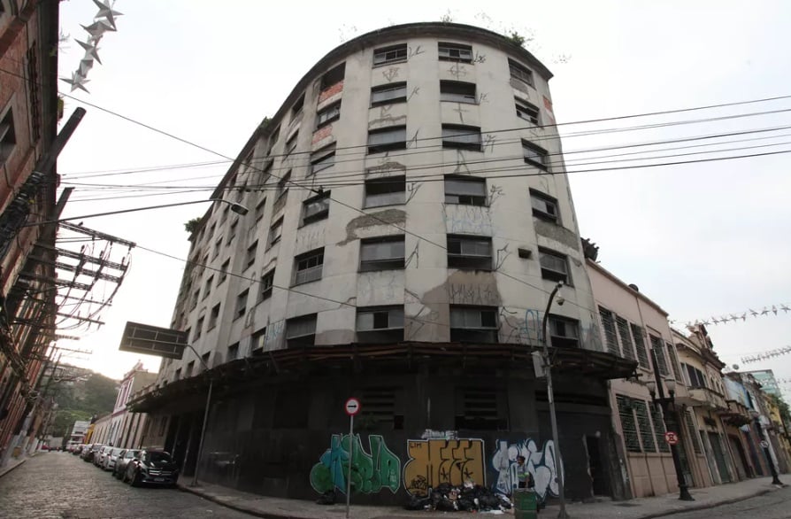 E, mais recentemente, os cortiços foram revitalizados para a construção de conjuntos residenciais populares (COHAB).