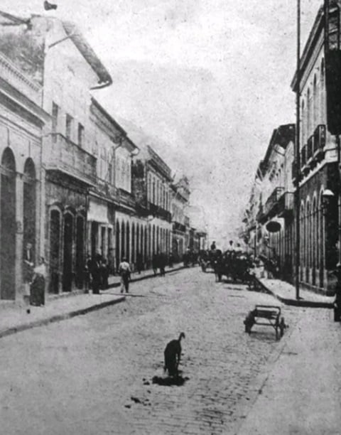 Em meados do século 20, a região sofreu processo de desvalorização, com os casarões transformados em cortiços. 