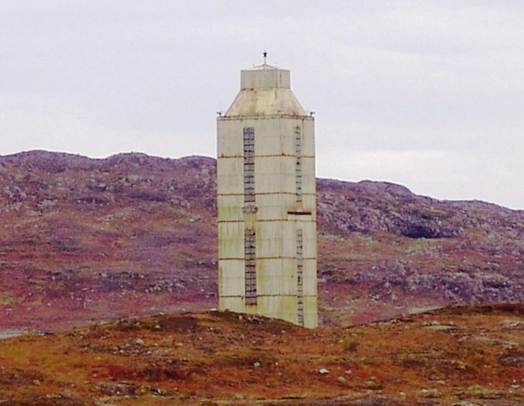 Atualmente o buraco mais profundo do mundo é o Kola Superdeep Borehole, na Península de Kola, na Rússia. 
Escavado desde 24/5/1970 até 1991, após o fim da União Soviética, em 1991, o buraco chega a 11.034 metros abaixo do nível do mar.