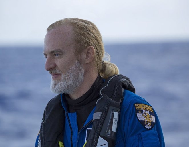 Depois de Cameron, o investidor texano Victor Vescovo visitou o local, em 2019. Ele encontrou vários sinais do impacto dos seres humanos à natureza, como sacolas plásticas e embalagens de doces.