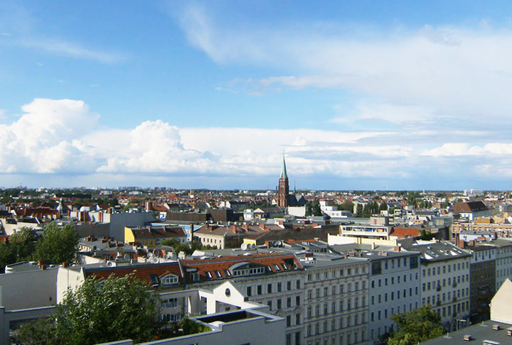 Também na Europa, a cidade de Berlim, capital da Alemanha, proibiu os aluguéis de curto prazo em 2014.  O caso foi parar na Justiça e, em 2018, o sistema voltou a ser aceito, mas com restrições. 