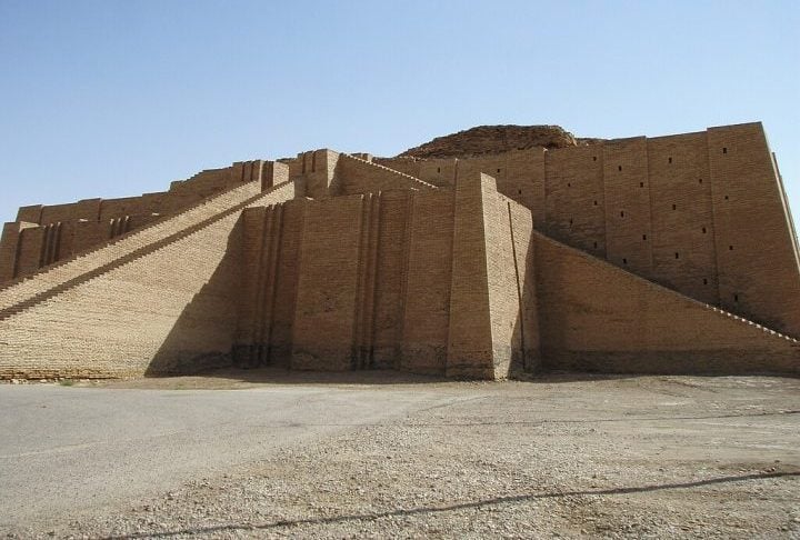 A cidade é famosa por seu imponente zigurate, uma espécie de templo em formato de pirâmide escalonada dedicado ao deus-lua Nanna (ou Sin), divindade protetora local.