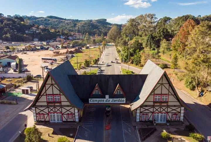 Campos do Jordão(1.628m)- Conhecida como a Suíça Brasileira, devido às suas características arquitetônicas e ao clima frio, a cidade é a mais alta do Brasil. Fica no estado de São Paulo, a 680 km da capital paulista, e tem cerca de 52.400 habitantes. A cidade é famosa pelo turismo, especialmente durante o inverno, quando uma multidão chega para aproveitar as baixas tempraturas. 
