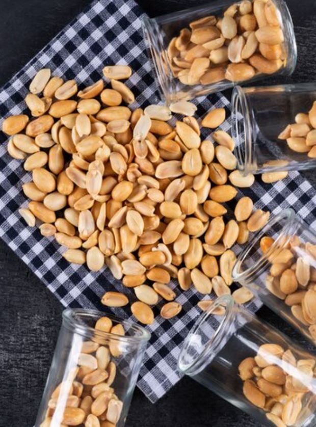 Os amendoins são oriundos da América do Sul, mas hoje o maior produtor mundial é a China. Existem diversos tipos, mas os dois principais são o amendoim comum (Arachis hypogaea) e o japonês (Arachis glabrata). Vamos conhecer alguns modos de consumo desta delícia.