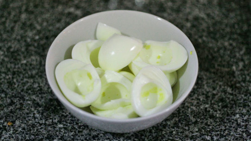 Outra peculiaridade observada pelo dono da galinha é que os ovos deformados não tinham gema. Uma surpresa quando foram cortados após o cozimento.