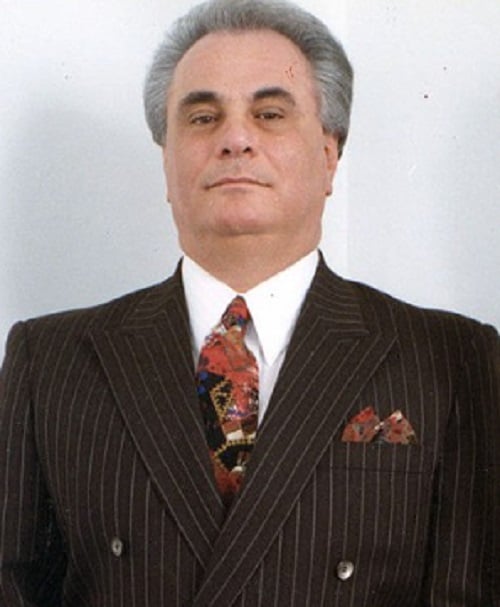John Gotti - Nasceu na década de 1940 em Brooklyn, se juntando ainda adolescente ao grupo  Fulton-Rockaway Boys. Com isso, sua rotina era contrabandear e roubar carros.