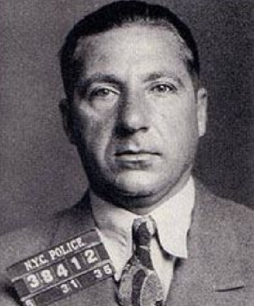 Frank Costello - Italiano, esse famoso mafioso nasceu com o nome de Francesco Castiglia. Sobrevivente da temida Guerras dos Gângsteres, Costello ganhou o apelido de Primeiro Ministro da Máfia.