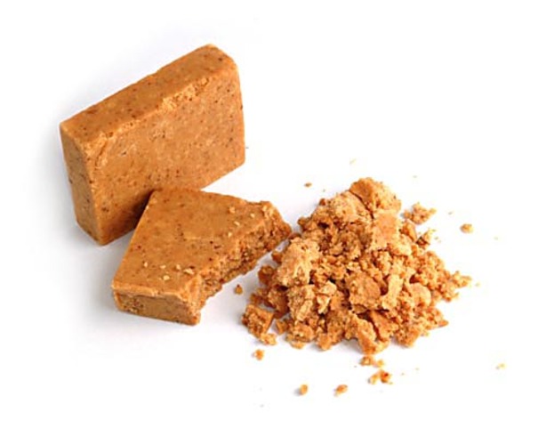 Doce de amendoim - Feito com xarope de glicose, diferentemente da paçoca, tem consistência mais firme e não esfarela com facilidade. Geralmente é cortado em formato de tablete, mais fininho. Cerca de 89 calorias em uma porção de 20 gramas. 